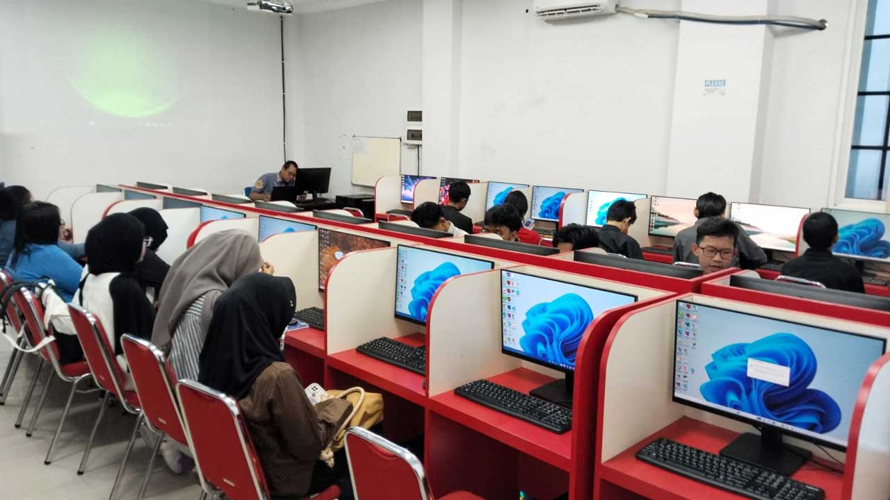 Pelaksanaan matrikulasi bagi mahasiswa baru 2025 yang berlangsung di Lab Komputer Fakultas Ilmu Komputer, Senin (8/9/2025). Foto: Ibeni/dok. Labkom
