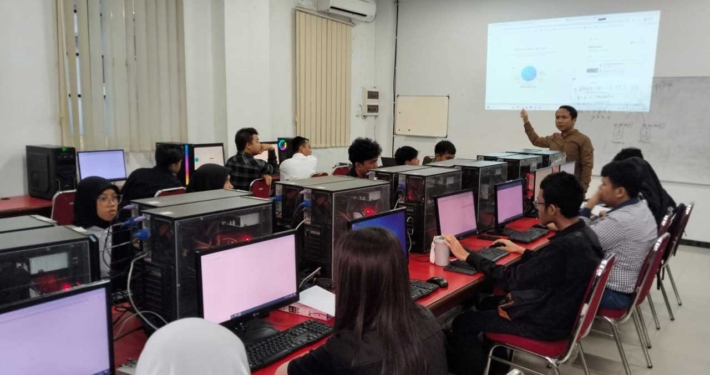 Pelaksanaan matrikulasi bagi mahasiswa baru 2025 yang berlangsung di Lab Komputer Fakultas Ilmu Komputer, Senin (8/9/2025). Foto: Ibeni/dok. Labkom