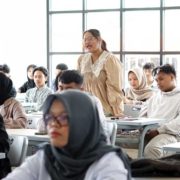 Seorang mahasiswa baru tampak antusias mengikuti perkuliahan perdana, Senin (15/9). Foto: Media Kreatif/Nadya