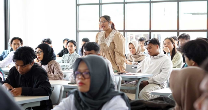 Seorang mahasiswa baru tampak antusias mengikuti perkuliahan perdana, Senin (15/9). Foto: Media Kreatif/Nadya