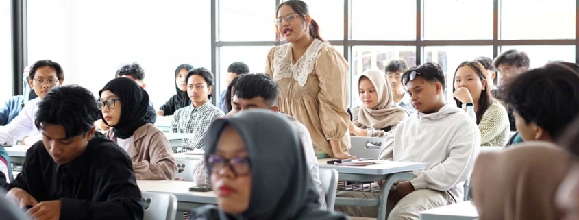 Seorang mahasiswa baru tampak antusias mengikuti perkuliahan perdana, Senin (15/9). Foto: Media Kreatif/Nadya