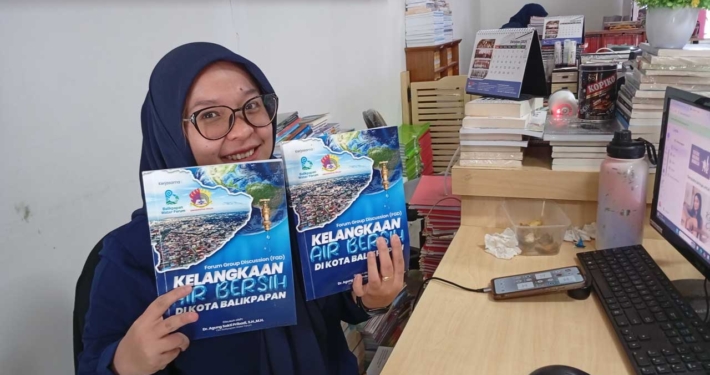 Dua buah buku diterima oleh Azhar Shofiyah, petugas Perpustakaan Satria Dharma, di lantai 4 Gedung White Campus, Kampus Utama Balikpapan, Senin (6/10/2025). Foto: SA/Kontributor