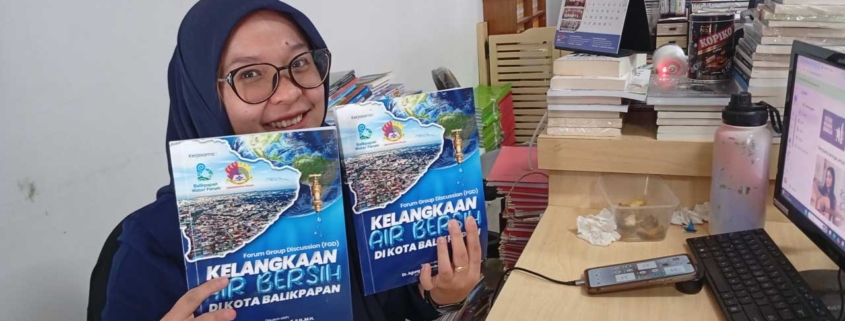 Dua buah buku diterima oleh Azhar Shofiyah, petugas Perpustakaan Satria Dharma, di lantai 4 Gedung White Campus, Kampus Utama Balikpapan, Senin (6/10/2025). Foto: SA/Kontributor