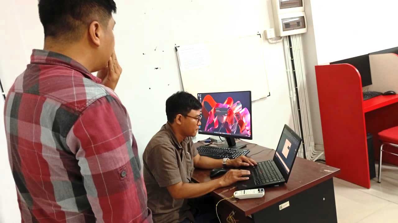 Dekan Fakultas Teknik Dr. Pascarianto Putra Bura menyaksikan Kaprodi Teknik Sipil Rahman Satrio Prasojo sedang mengunduh software AutoCAD dari situs Autodesk. Foto: SA/Kontributor