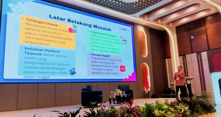 Subur Anugerah saat mempresentasikan makalah dalam sesi Seminar Farmasi Nasional (SAFANA) 2025 di Ballroom Cheng Ho Universitas Mulia, Kamis (16/10). Foto: Istimewa