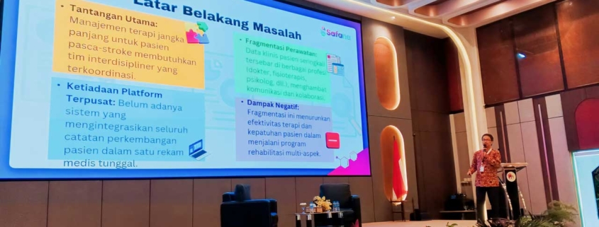 Subur Anugerah saat mempresentasikan makalah dalam sesi Seminar Farmasi Nasional (SAFANA) 2025 di Ballroom Cheng Ho Universitas Mulia, Kamis (16/10). Foto: Istimewa