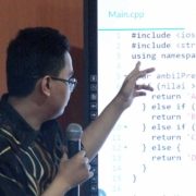 Yehezkiel Dio Sinolungan sedang menjelaskan makna baris-baris code C++. Foto: UKM DSC Yehezkiel Dio Sinolungan sedang menjelaskan makna baris-baris code C++. Foto: UKM DSC
