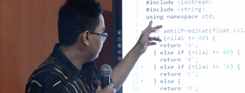 Yehezkiel Dio Sinolungan sedang menjelaskan makna baris-baris code C++. Foto: UKM DSC